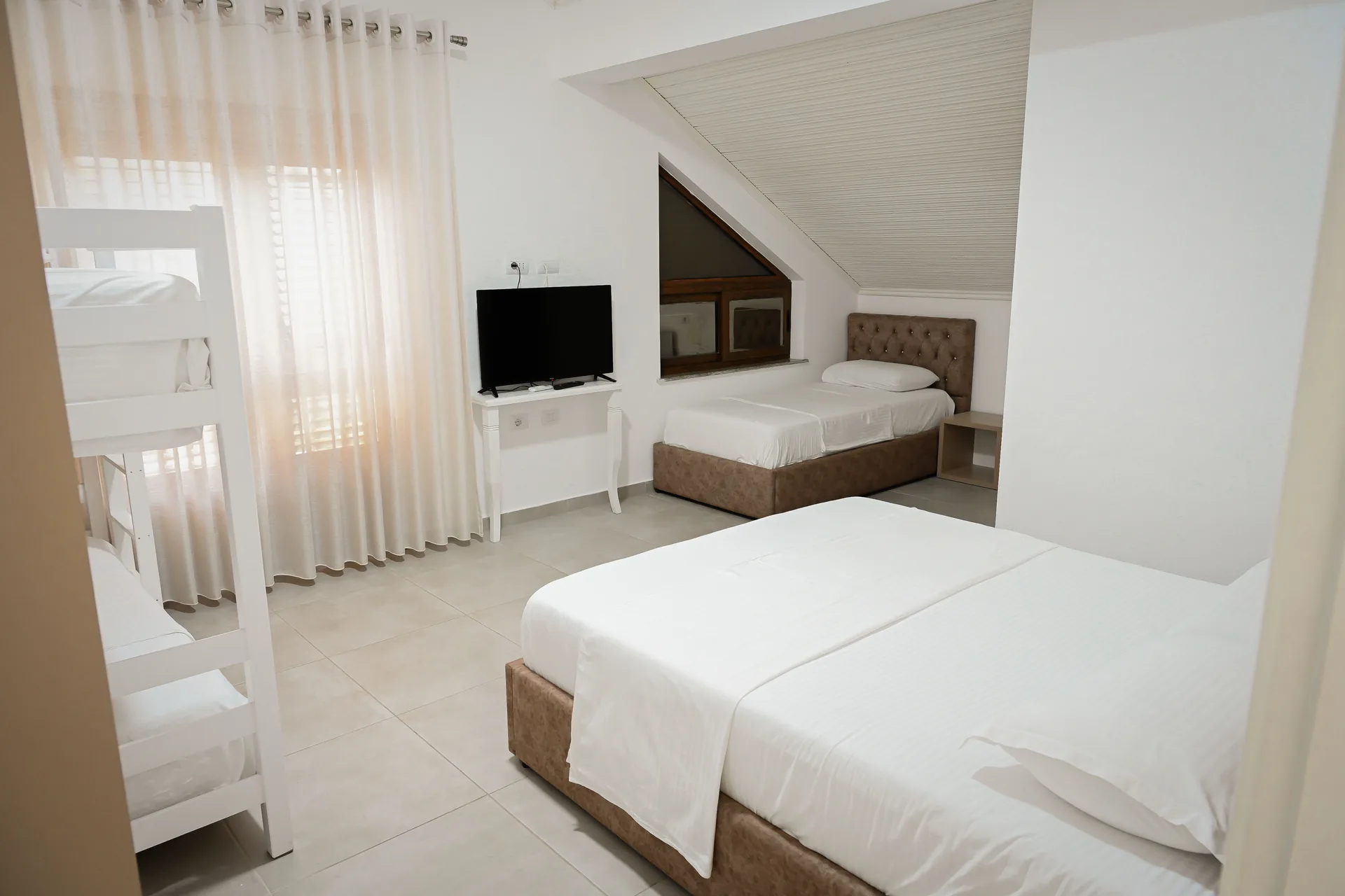 Dhomë Familjare 5 Personash