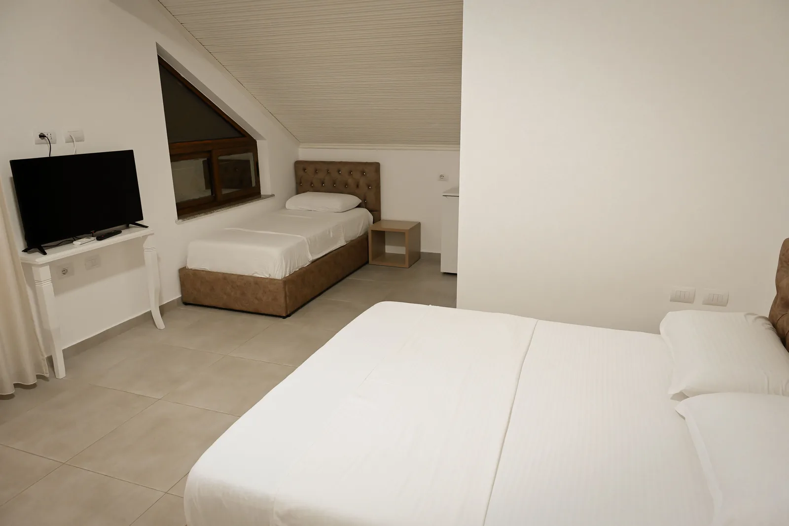 Dhomë Familjare 5 Personash